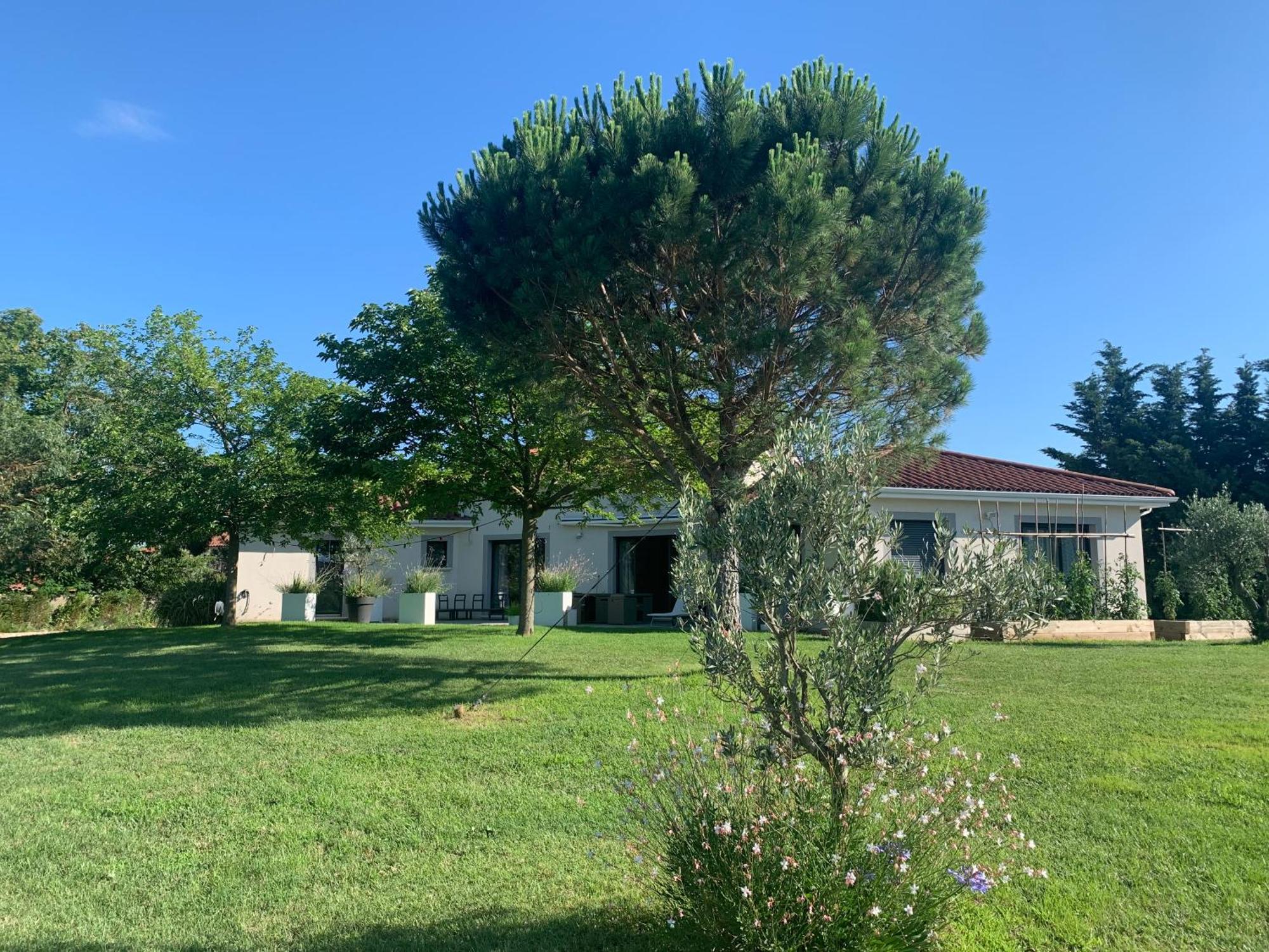 Le Clos Du Pontet Orliénas Exteriör bild