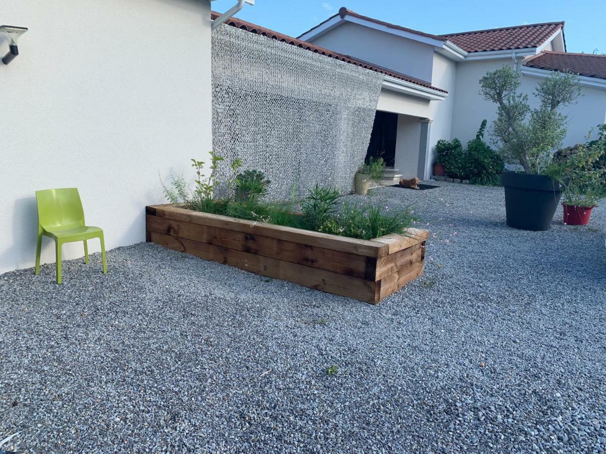 Le Clos Du Pontet Orliénas Exteriör bild